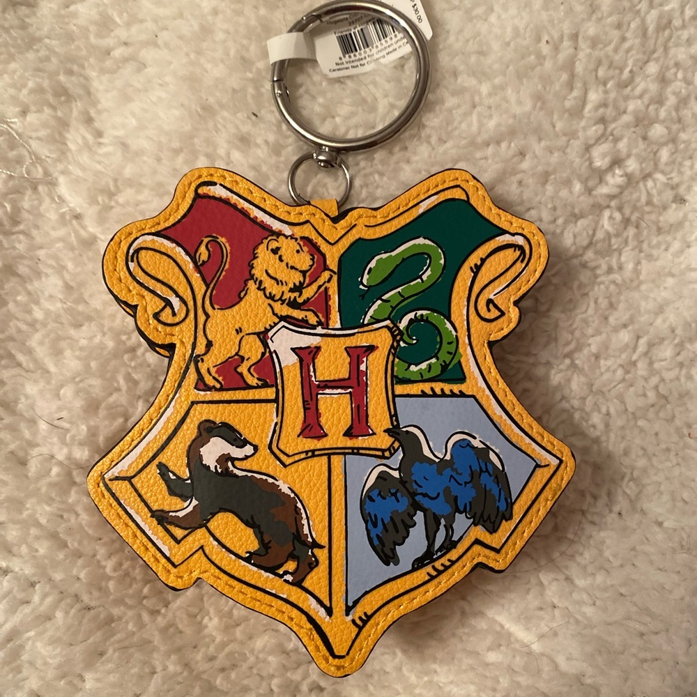 Sold New Vera Bradley Harry Potter Hogwarts Crest Zip Bag Charm Limited Edition - Picture 3 of 7